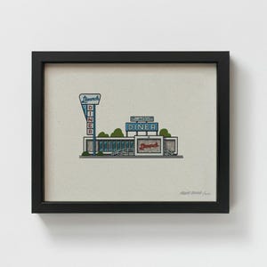 Peut inclure: Une estampe encadrée en noir d'une illustration de diner vintage. Le diner est bleu et blanc avec une enseigne rouge qui dit "Llanerch Diner".
