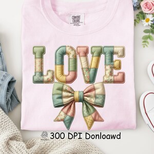 Könnte beinhalten: Ein hellrosa T-Shirt mit dem Wort "LOVE" in Patchwork-Buchstaben und einer Patchwork-Schleife. Die Buchstaben und die Schleife weisen florale und geometrische Muster in Pastellfarben auf. Der Text "300 DPI Donloawd" befindet sich unten.