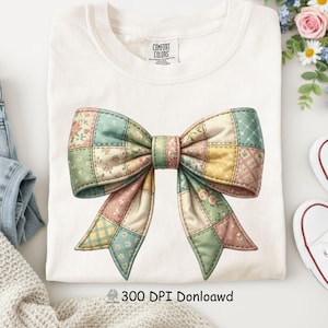 Könnte beinhalten: Weißes T-Shirt mit einem großen Patchwork-Bogen-Design in Pastellfarben. Der Bogen hat Quadrate in Rosa, Blau, Gelb und Grün mit floralen und geometrischen Mustern. Der Text "300 DPI Donloawd" befindet sich unten im Bild.