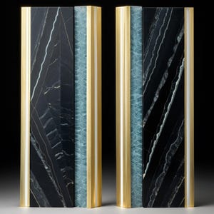Pode incluir: Quatro painéis decorativos verticais. Dois painéis apresentam mármore preto com veios brancos, enquanto os outros dois têm um padrão azul-petróleo e branco. Cada painel é emoldurado com detalhes dourados e brancos, criando uma estética luxuosa.
