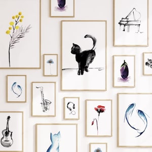 Peut inclure: Un ensemble de quinze cadres muraux présentant des impressions de style aquarelle. La collection comprend des illustrations d'une branche de mimosa jaune, d'un chat noir, d'un piano à queue, d'une aubergine, d'un saxophone, d'une guitare et de poissons.