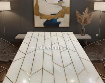 Mesa de comedor moderna de mármol blanco con incrustaciones de latón.
