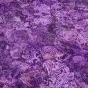 Puede incluir: Primer plano de una superficie con un patr&oacute;n de mosaico en tonos morados. El mosaico est&aacute; compuesto por piezas de forma irregular, creando una apariencia texturizada. La paleta de colores va del violeta intenso a los tonos lavanda m&aacute;s claros.