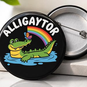 Pin divertido LGBTQ con diseño de caimán del orgullo gay. Insignia de caimán gay con diseño de arcoíris. Regalo perfecto para chaqueta o mochila. Humor queer.