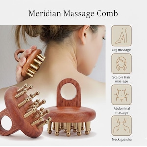 Op de afbeelding: Houten meridian massagekammen met goudkleurige metalen punten. Eén kam wordt gebruikt op de nek van een persoon, terwijl er twee andere worden getoond. De afbeelding bevat de tekst "Meridian Massage Comb" en diagrammen voor been-, hoofdhuid- en haarmassage, buik- en nekmassage.