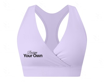 Może przedstawiać: Jasnofioletowy biustonosz sportowy z przodem w stylu kopertowym i krojem bokserki. Tekst "Design Your Own" jest wydrukowany na czarno z przodu. Biustonosz jest wykonany z gładkiego, prawdopodobnie sportowego materiału.