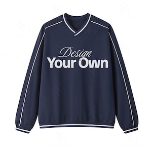 Op de afbeelding: Een marineblauw sweatshirt met lange mouwen en een V-hals met witte bies. Op de voorzijde staat de witte tekst "Design YOUR OWN" in een combinatie van schrijf- en blokletters. De mouwen en de zoom zijn voorzien van witte strepen.