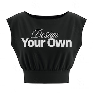 Puede incluir: Un top corto negro sin mangas con una cintura ancha ajustada y un escote barco. La parte delantera presenta el texto blanco "Design YOUR OWN" impreso en una combinación de una fuente cursiva y una tipografía negrita sin remates.