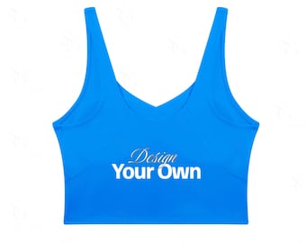 Może przedstawiać: Jasnoniebieski sportowy top z dekoltem w kształcie litery V. Tekst "Design Your Own" jest wydrukowany na plecach na biało. Top ma szerokie ramiączka i dopasowany krój, odpowiedni do różnych aktywności.