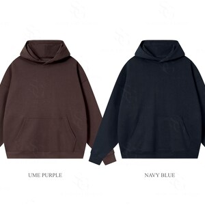 Pu&ograve; includere: Due felpe con cappuccio a maniche lunghe dotate di tasche a marsupio frontali. Una felpa &egrave; marrone scuro, etichettata come Ume Purple, e l'altra &egrave; blu navy scuro, etichettata come Navy Blue. Entrambi i capi presentano cappuccio, polsini e orlo a coste.