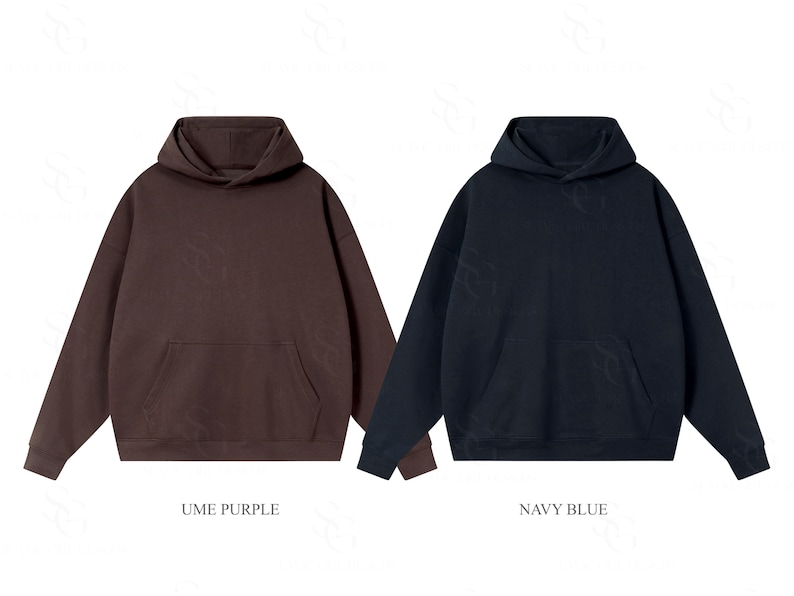 Pu&ograve; includere: Due felpe con cappuccio a maniche lunghe dotate di tasche a marsupio frontali. Una felpa &egrave; marrone scuro, etichettata come Ume Purple, e l'altra &egrave; blu navy scuro, etichettata come Navy Blue. Entrambi i capi presentano cappuccio, polsini e orlo a coste.