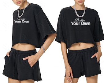 Może przedstawiać: Dwa zdjęcia czarnego zestawu crop top i szorty. Crop top ma napis "Design Your Own" w białym kolorze. Szorty mają kieszenie i sznurek. Zestaw wykonany jest z miękkiej, zniszczonej tkaniny.