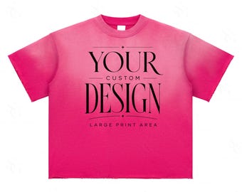 Może przedstawiać: Jasnoróżowa koszulka z okrągłym dekoltem i krótkimi rękawami. Koszulka zawiera tekst "YOUR CUSTOM DESIGN" pogrubioną, elegancką czcionką, z napisem "LARGE PRINT AREA" poniżej. Koszulka ma wyblakły efekt ombre.