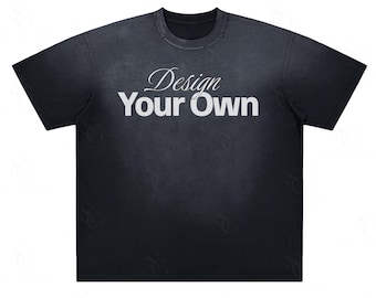 Może przedstawiać: Czarny t-shirt z białym napisem "Design Your Own". Koszulka ma postarzany, vintage wygląd.
