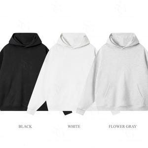 Pu&ograve; includere: Tre felpe con cappuccio a maniche lunghe dotate di una tasca a marsupio frontale e polsini a coste. Le felpe sono presentate in tre colori distinti: nero tinta unita, bianco tinta unita e grigio melange, con i nomi dei colori indicati sotto.