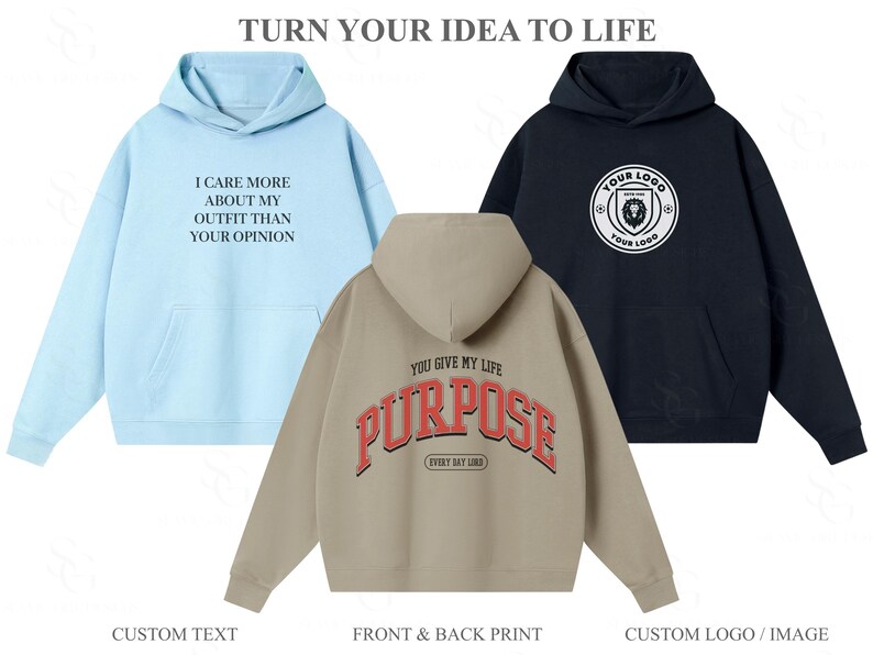 Pu&ograve; includere: Tre felpe con cappuccio in azzurro, beige e nero. La felpa azzurra presenta il testo I CARE MORE ABOUT MY OUTFIT THAN YOUR OPINION. La felpa beige mostra il testo YOU GIVE MY LIFE PURPOSE EVERY DAY LORD. La felpa nera ha un logo circolare con un leone e il testo YOUR LOGO.