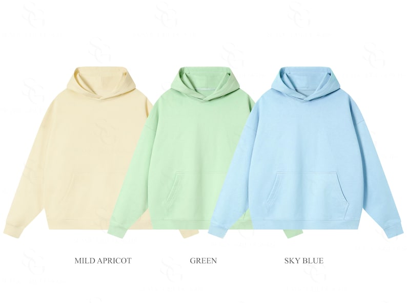 Pu&ograve; includere: Tre felpe con cappuccio a maniche lunghe in colori pastello. La felpa a sinistra &egrave; etichettata MILD APRICOT, quella centrale GREEN e quella a destra SKY BLUE. Ogni felpa &egrave; dotata di un cappuccio e di una tasca a marsupio sul davanti.