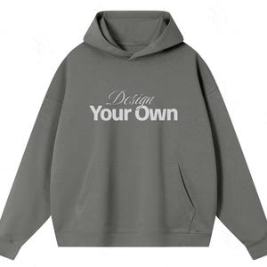 Pu&ograve; includere: Una felpa con cappuccio grigio antracite a maniche lunghe, dotata di una tasca a marsupio frontale e della scritta "Design Your Own" stampata in bianco sul petto. Il capo presenta un cappuccio, polsini a coste e un orlo inferiore a coste.