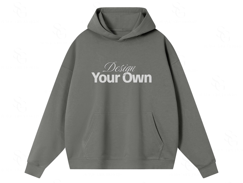 Pu&ograve; includere: Una felpa con cappuccio grigio antracite a maniche lunghe, dotata di una tasca a marsupio frontale e della scritta "Design Your Own" stampata in bianco sul petto. Il capo presenta un cappuccio, polsini a coste e un orlo inferiore a coste.