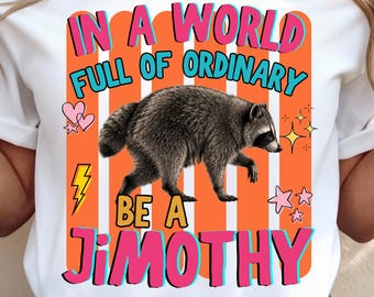 W świecie pełnym zwyczajności bądź Jimothy Png, słodki Jimothy Seattle Png, wirusowy mem z szopem Png, koszulka z szopem Śmieciowa panda Prezent dla dzikiej przyrody
