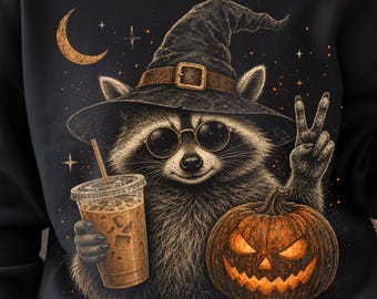 ハロウィンのアライグマPNG、不気味なコーヒー好きTシャツ、魔女の帽子をかぶったアライグマのシャツ、ハロウィンのカボチャのグラフィック、かわいい秋の動物シャツ、コーヒーギフト