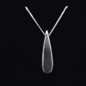 Ketting, zilveren ketting, druppelvormige ketting, minimalistische ketting, druppelvormige bedel, artistieke ketting, druppelhanger,
