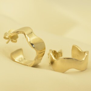creole earrrings, wave creole earrings, wave hoop earrings, beach style earrings, minimalistic gold hoops, fluid design earrings, ocean