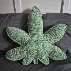 Virkad kudde med marijuanablad och amigurumimönster (PDF-nedladdning) - Nybörjarvänlig