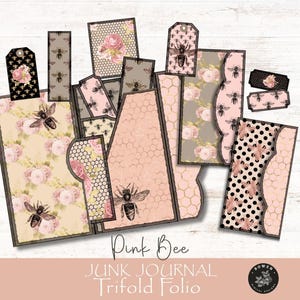 Puede incluir: Una colección de efímeras de diario basura en rosa y beige con diseños de abejas y flores. Incluye etiquetas, bolsillos y un folio tríptico. El texto "Pink Bee Junk Journal Trifold Folio" es visible.