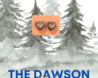 El modelo Dawson Stud. Un adorno de madera pintado a mano con forma de corazón y árboles.