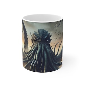 Może przedstawiać: Biały ceramiczny kubek do kawy z szczegółową ilustracją stworzenia podobnego do krakena lub ośmiornicy z mackami. Projekt jest w odcieniach niebieskiego i szarego, na tle burzliwego nieba. Unikalny prezent dla fanów fantasy.