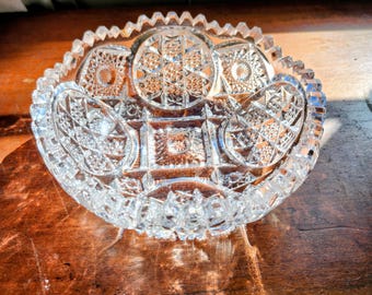 Una ciotola vintage di Anchor Hocking con motivo "stelle e barre".