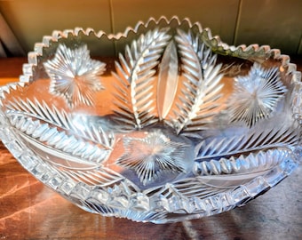 Una ciotola vintage americana in vetro tagliato del periodo Brilliant, con intricati motivi a stelle e foglie.