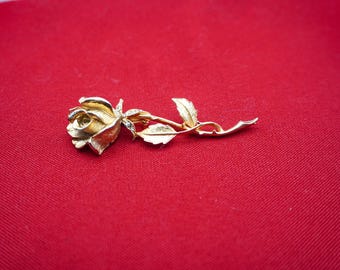 Spilla vintage a forma di rosa placcata in oro con pietre; circa 1960-1970