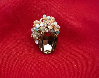 Spilla floreale vintage con grande pietra marrone, circa 1950