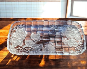 Vassoio da portata vintage in vetro trasparente acidato con motivi a intreccio e floreali. Fine XX secolo.