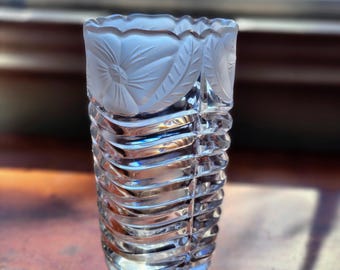 Vaso vintage in cristallo trasparente, bordo floreale satinato, prodotto in Germania
