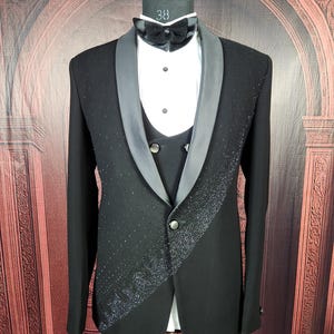 Black Tuxedo Suit: Slim Fit Wedding Outfit for Men