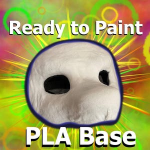 Può includere: Una maschera base in PLA bianca con bordatura blu, pronta per essere dipinta. La maschera ha due fori per gli occhi ed è posta su uno sfondo colorato con il testo "Ready to Paint" e "PLA Base".