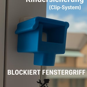 Może przedstawiać: Niebieskie plastikowe zabezpieczenie okna, zaprojektowane do blokowania klamki okiennej. Obraz zawiera tekst "Fenster-Kindersicherung (Clip-System)", "BLOCKIERT FENSTERGRIFF", i "MACHERKRAM" z logo klucza i "3D-Druck".