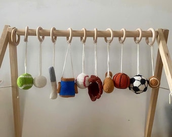 Gimnasio de juegos infantil de ganchillo con temática deportiva para bebés – Juguetes colgantes suaves para la habitación del bebé / Decoración Montessori para el gimnasio del bebé