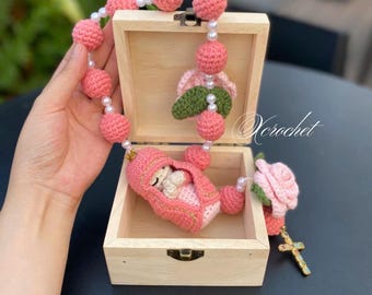 Rosario de crochet hecho a mano: cuentas católicas con la Virgen María, regalo religioso único y decoración para el hogar.