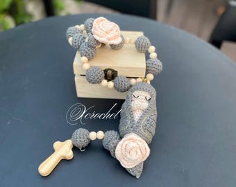 Rosario de crochet hecho a mano: cuentas católicas con la Virgen María, regalo religioso único y decoración para el hogar.