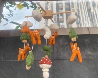 Giostrina per culla all'uncinetto a tema bosco con cervo, giostrina per neonati, decorazione per cameretta a tema foresta, giostrina all'uncinetto fatta a mano, regalo neutro per neonati, giostrina con cervo amigurumi