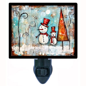 Frosted Friends – Snowman Winter Christmas Night Light – Holiday Plug In Light – Cozy Seasonal Decor – Free Switchable Insert Included