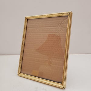 Stor vintage mässings-/guldfärgad utsmyckad tavelram 8x10, vägg- eller bordsdekor för mitten av århundradet, eklektisk fotovisning i galleristil