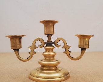 Sierlijke messing kandelaar met drie lichtpunten | Vintage taps toelopende kaarsenstandaards in goudkleur | Kandelaars uit het midden van de 20e eeuw | Antiek tafelstuk