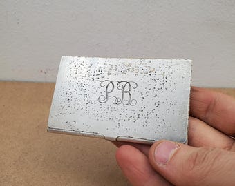 Estuche para tarjetas de visita con diseño de pergamino grabado - Grabado a mano - Tarjetero de plata pulida grabado - Grabado a mano