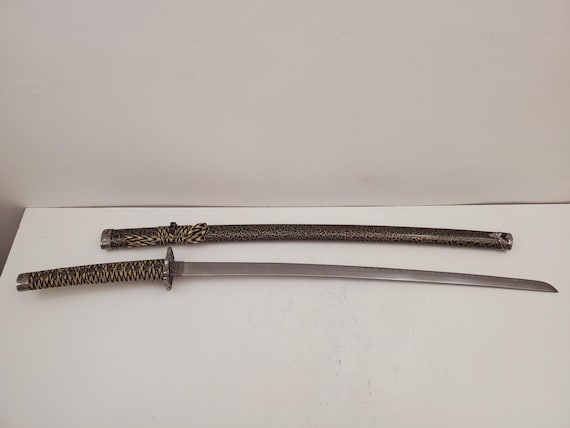 Handmade Steel Japanese Katana Sword, Pattern - Hand-Forged Katana Sword: Samurai Collectible with Black Scabbard and Detailing,