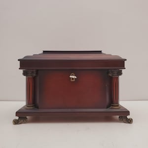 Bombay Company Schmuckschatulle mit Schlüssel / Vintage Bombay Co. Mahagoni-Damen Herren Valet Dresser Schmuckschatulle mit neoklassischen korinthischen Säulen